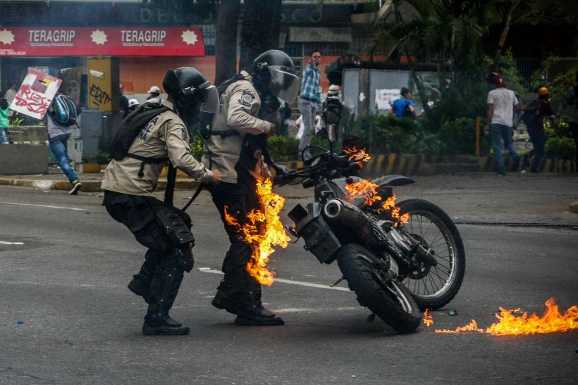 Hieren a tres policías venezolanos durante una manifestación en Caracas