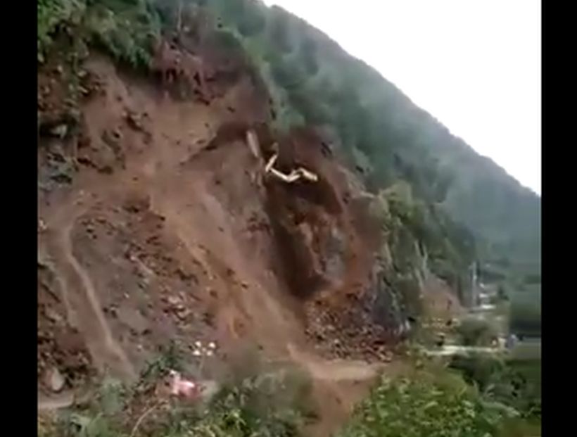 Operador de excavadora salió ileso tras caer por un cerro en la Carretera Austral