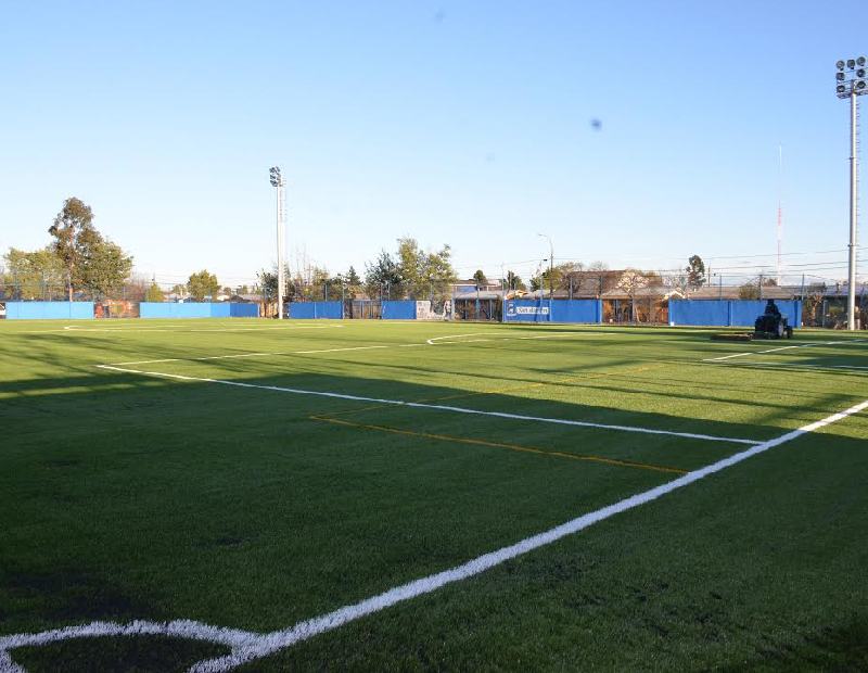 Mañana se recepcionará el pasto sintético de 3 canchas de fútbol amateur de Chillán