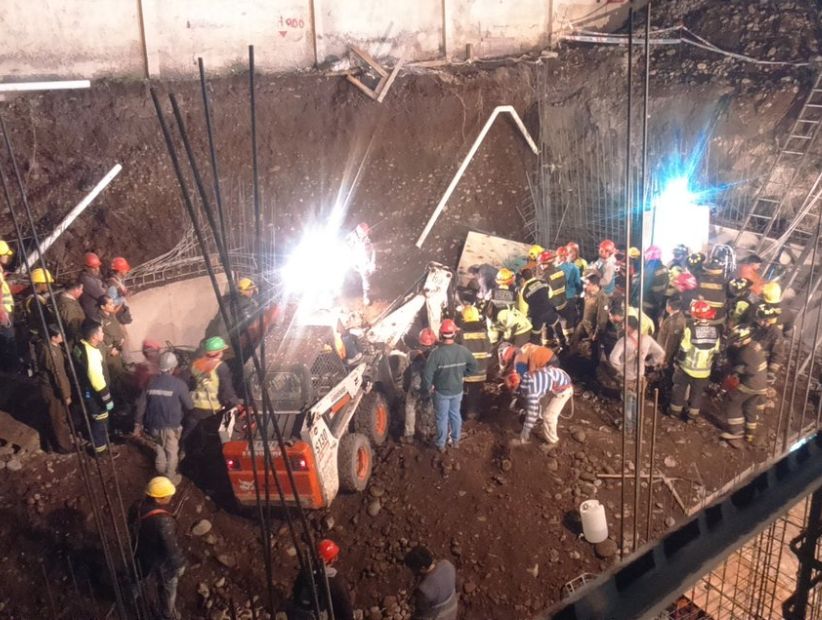 Bomberos trabaja en el rescate de trabajadores que quedaron atrapados tras un derrumbe en San Miguel