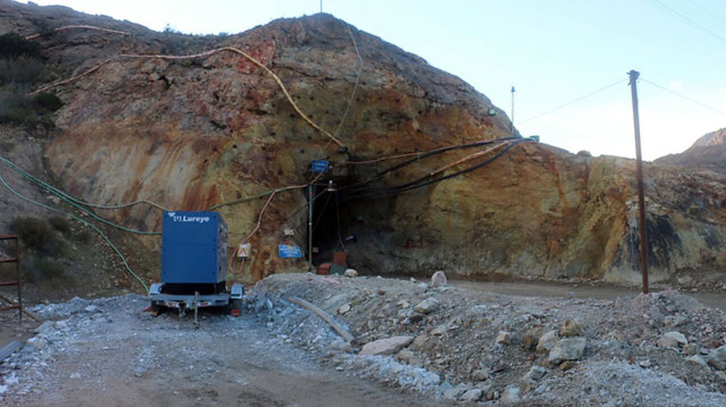 Intendenta de Aysén contó que laguna sigue filtrando agua hacia la mina donde están los dos mineros atrapados