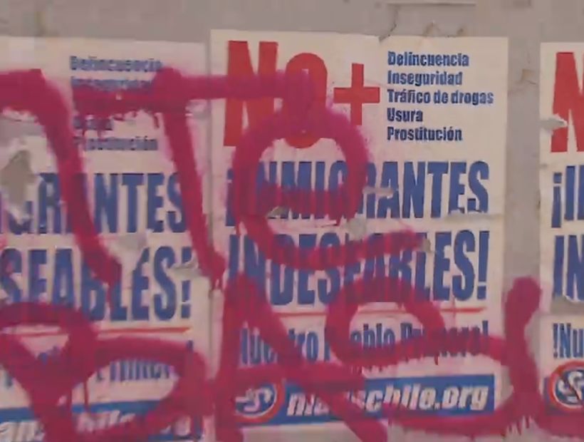 Inmigrantes piden que la PDI investigue afiches xenófobos desplegados en Santiago