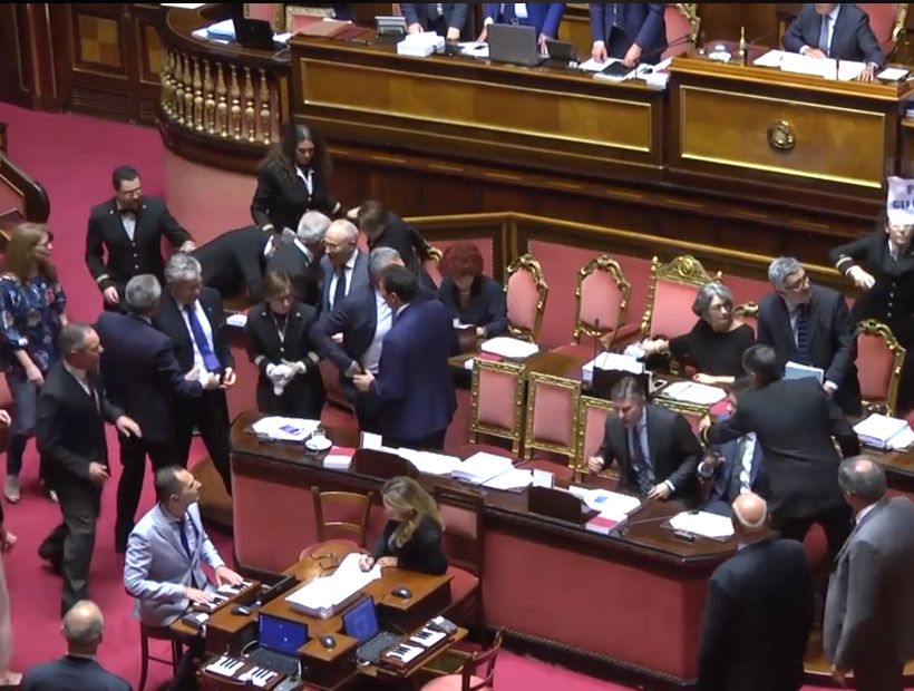 [VIDEO] Tenso momento en Senado italiano terminó en forcejeos y empujones