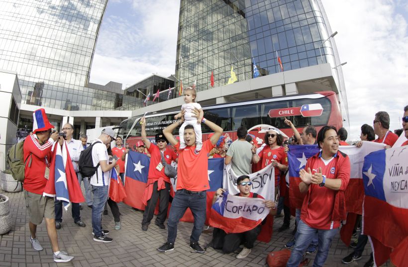 Hinchas chilenos realizaron banderazo afuera del hotel de la Roja