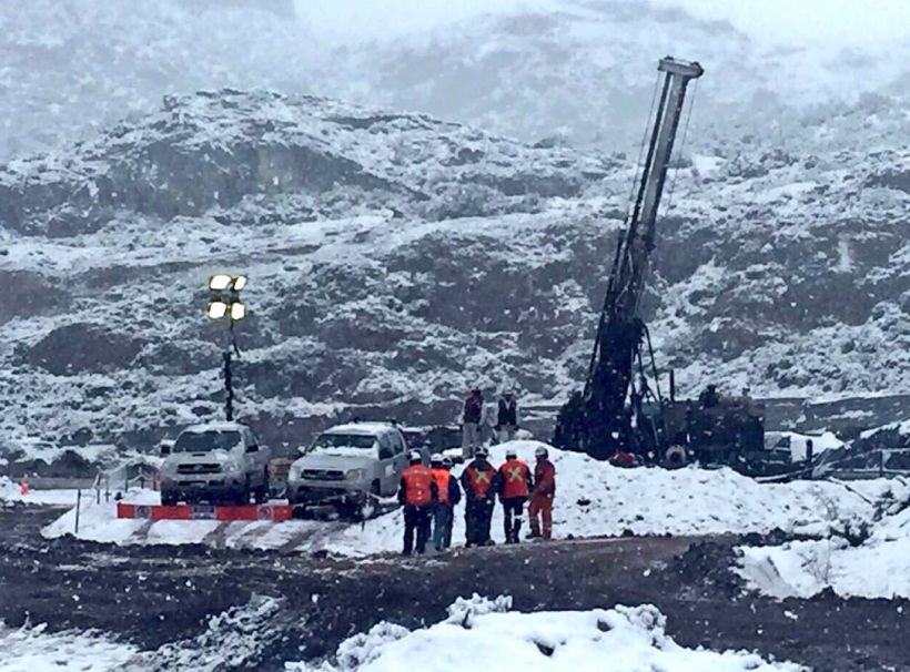 Mineros de Chile Chico: sonda encontró agua en nivel donde quedaron atrapados