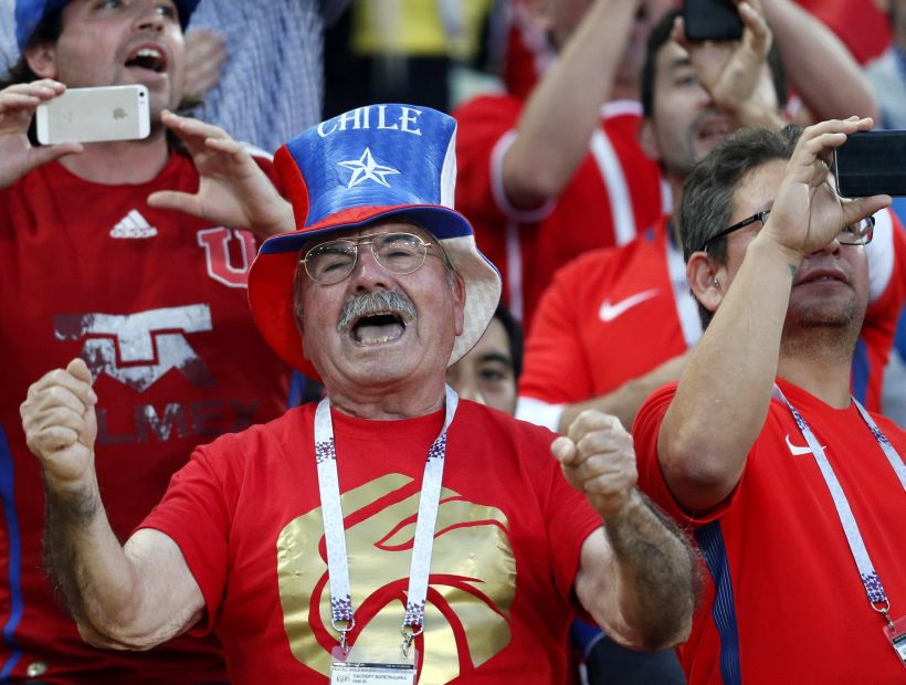 [GALERÍA] Hinchas chilenos tiñen de rojo el estadio de Moscú