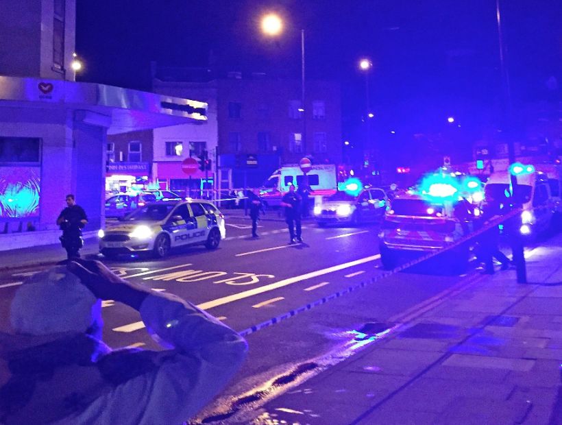 Una furgoneta atropelló a varios peatones y causa víctimas junto a una mezquita en Londres