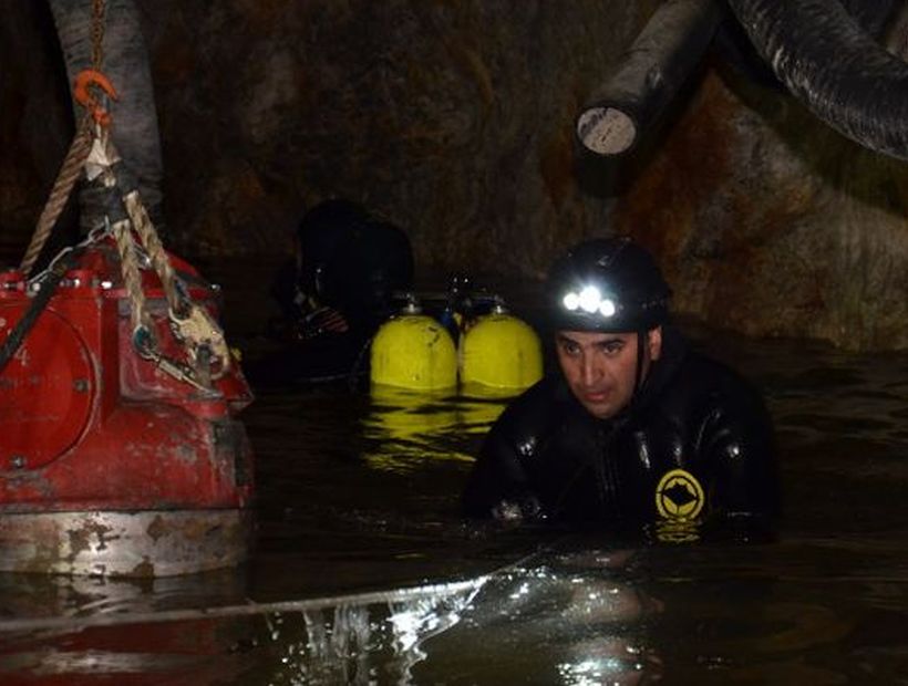 Mineros atrapados en Chile Chico: enviarán buzos tácticos y dos sondas van bajando al refugio