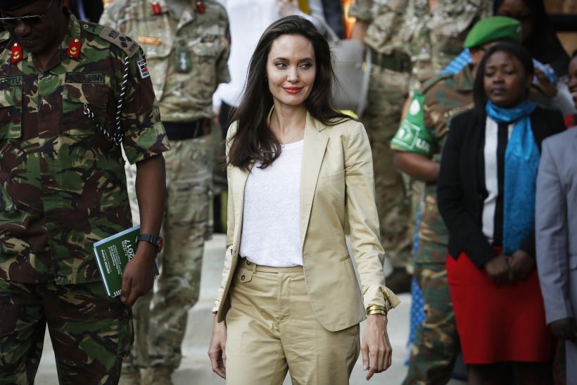 Reapareció Angelina Jolie apoyando a niñas refugiadas en Kenia