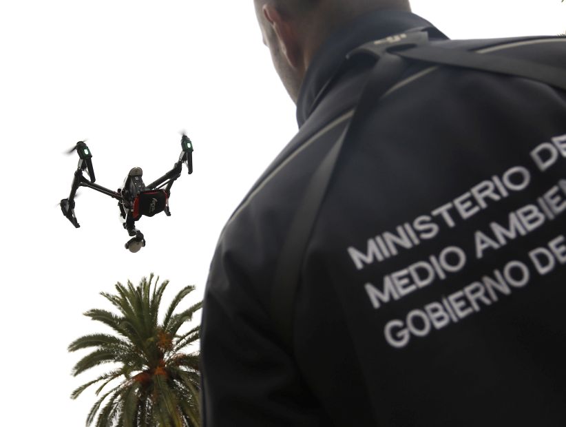 Especialista rechazó efectividad de dron que fiscaliza el uso de leña en la Región Metropolitana