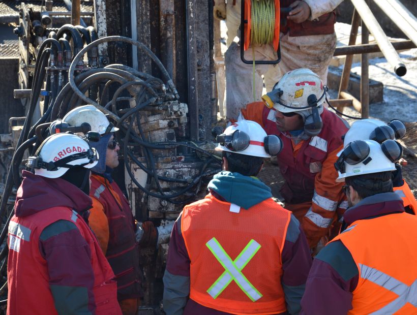 Mineros de Chile Chico: labores de búsqueda continuaron con instalación de bomba flotante