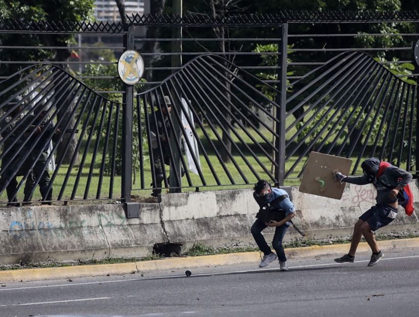 Un joven asesinado por guardias deja nueva jornada de protestas en Venezuela