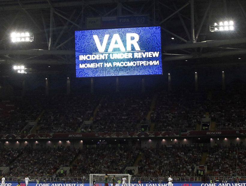 La FIFA reconoció que el VAR debe 