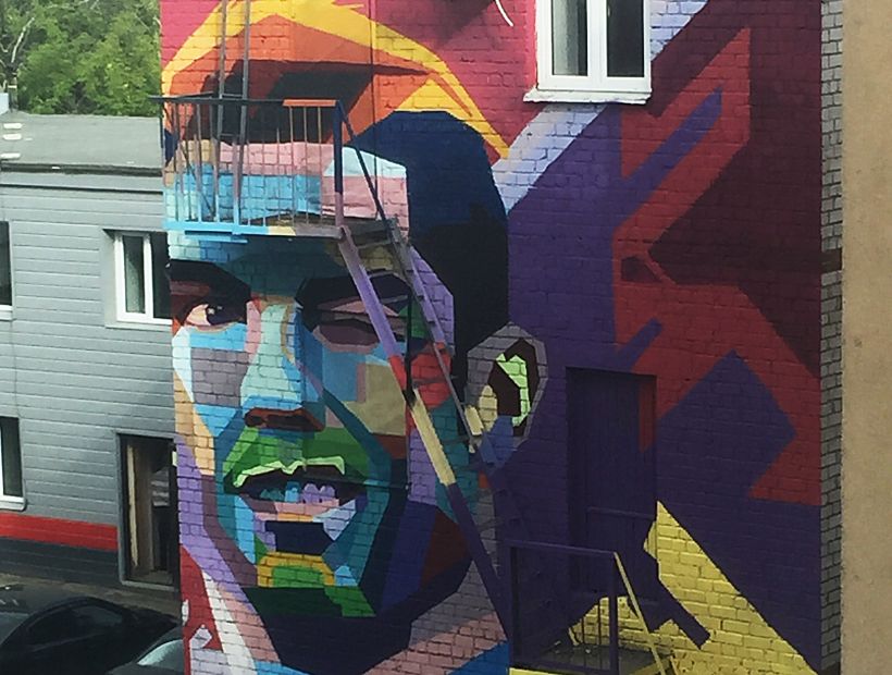 El colorido mural de Cristiano Ronaldo que el propio ariete disfruta en Kazán