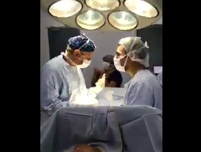[VIDEO] Equipo médico celebró el triunfo de Chile en plena operación