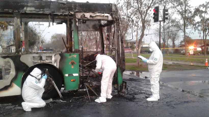 El intendente Orrego condenó la quema de un bus del Transantiago en Villa Francia