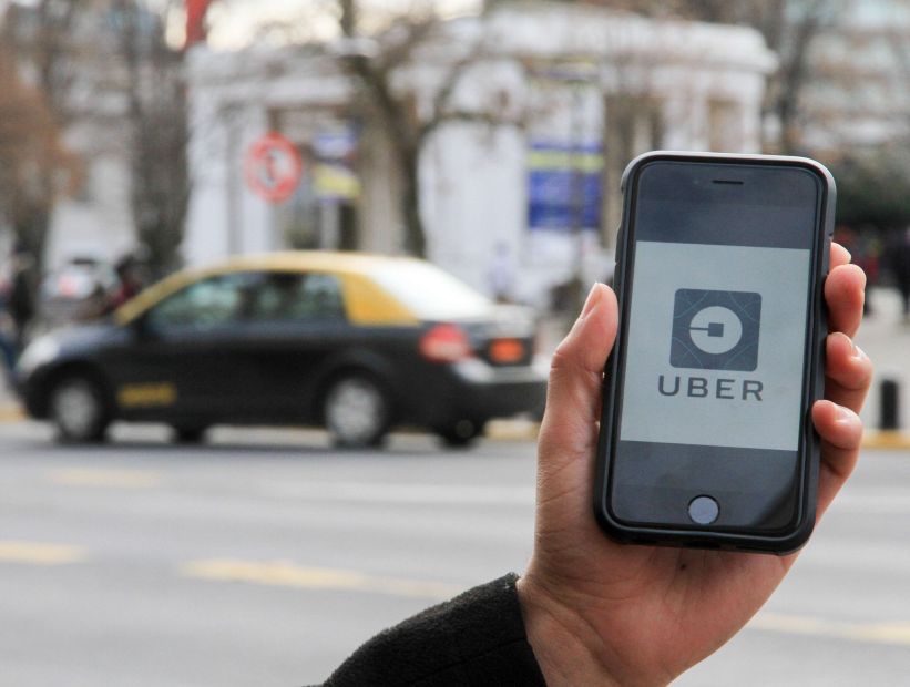 Conductor Uber fue agredido por taxistas que también le destrozaron su auto
