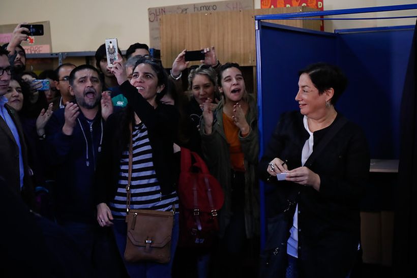 Beatriz Sánchez y Aleuy enfrentados por Allende en el día de primarias