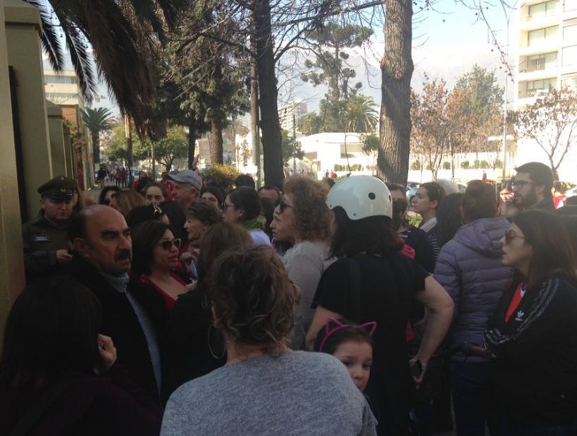 [VIDEO] Lo que no esperaban: largas filas para votar agotan la paciencia de votantes en Santiago