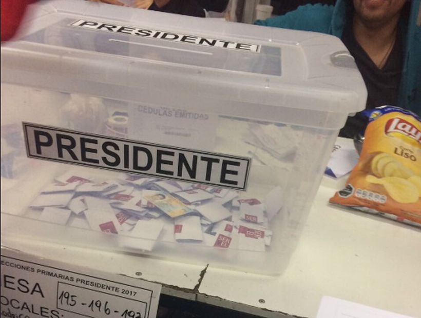 Santiago: vocal de mesa lanzó carnet de votante al interior de la urna
