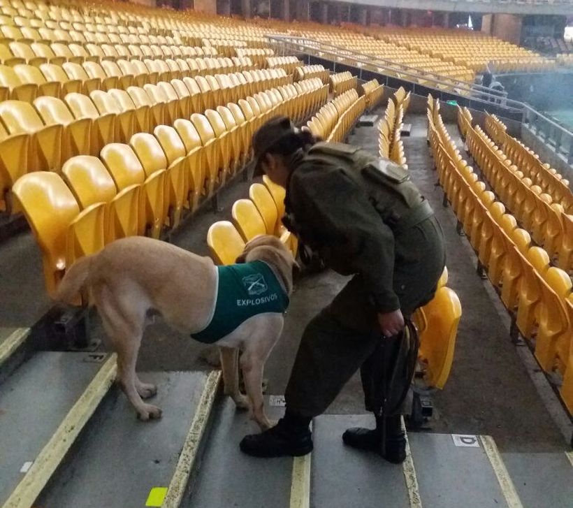 Con perros busca explosivos inspeccionaron el Movistar Arena antes del show de Ariana Grande