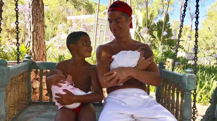 La tierna foto de Cristiano Ronaldo con sus tres hijos