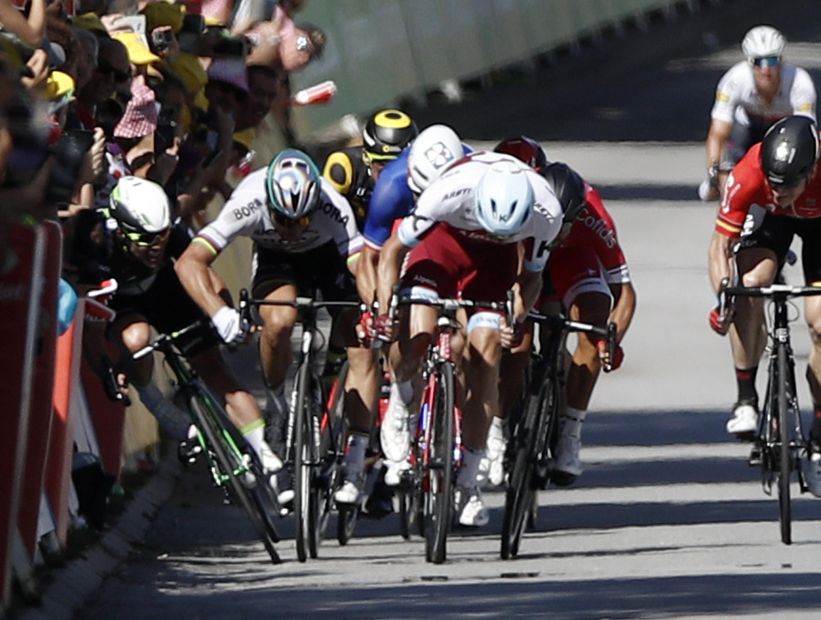 [VIDEO] Peter Sagan fue descalificado del Tour de Francia tras provocar la caída de un competidor
