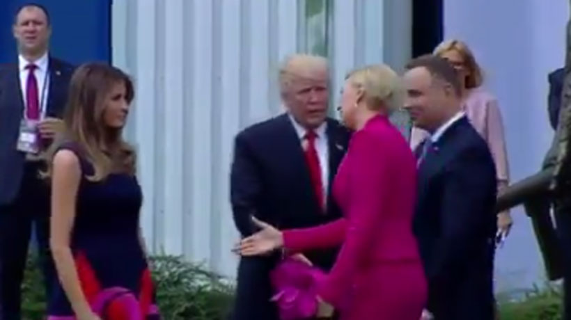 [VIDEO] Primera dama polaca dejó a Donald Trump con la mano estirada