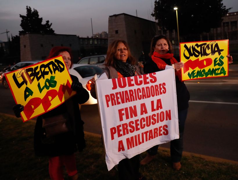 Familiares de reos protestaron en Escuela Militar por el posible cierre de Punta Peuco