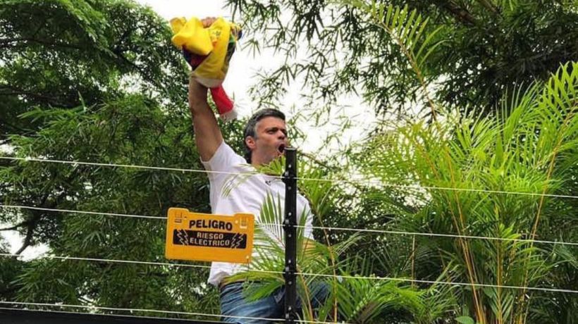 Venezuela: Leopoldo López saludó a sus seguidores desde su casa tras recibir medida de arresto domiciliario