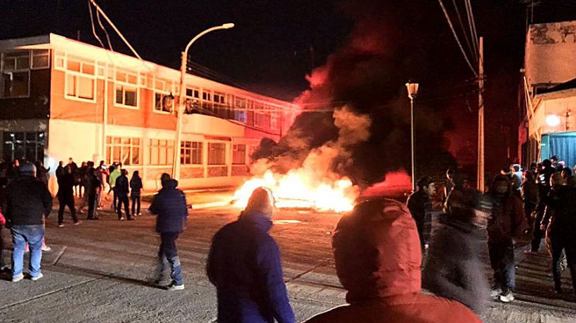 [VIDEO] Puerto Natales: Incidentes marcaron protestas por golpiza de carabineros a tres jóvenes