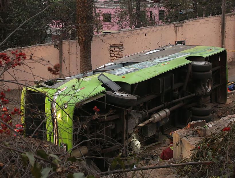 Un chileno resultó herido en volcamiento de bus turístico que dejó 8 muertos en Lima