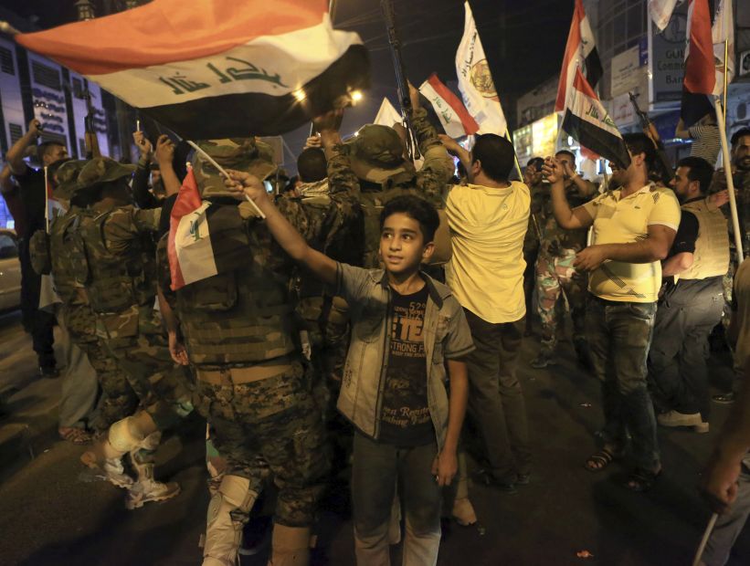 Primer ministro iraquí celebró con los civiles de Mosul la victoria sobre el Estado Islámico