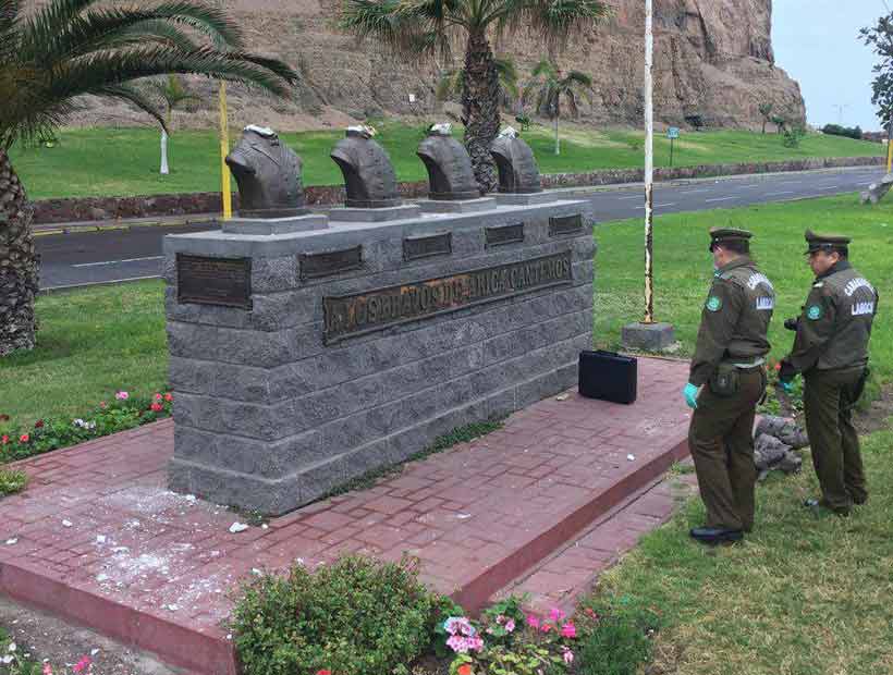 Decapitaron los bustos del monumento Héroes del Morro en Arica