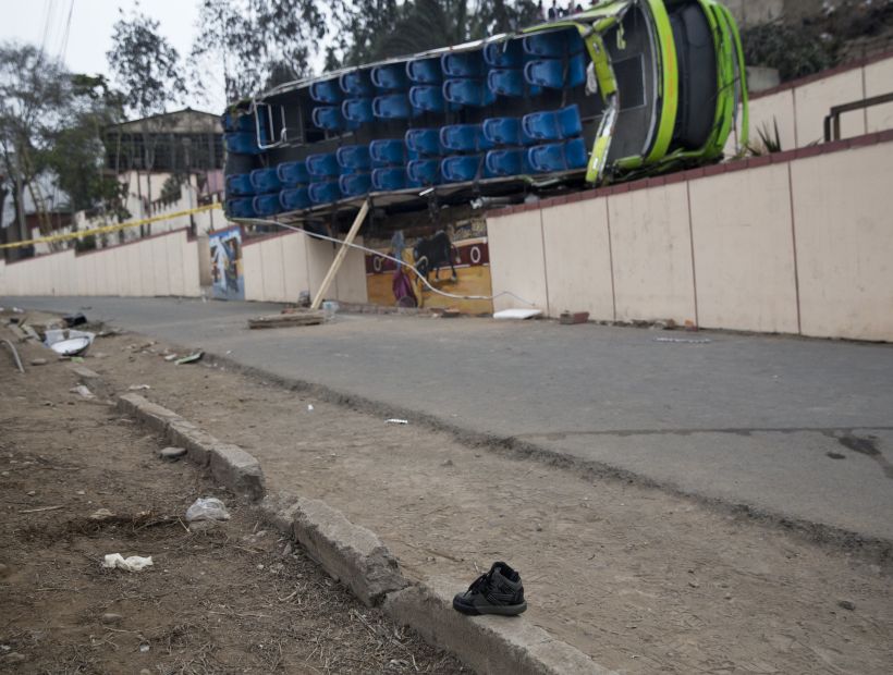 Investigan una posible tercera víctima fatal chilena en el accidente del bus turístico en Lima