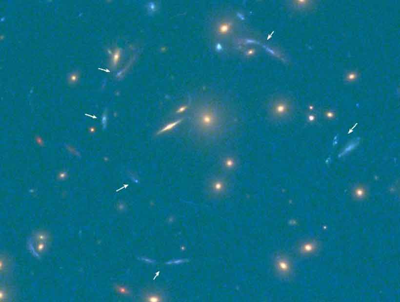 Descubrieron una galaxia lejana mil veces más luminosa que la Vía Láctea