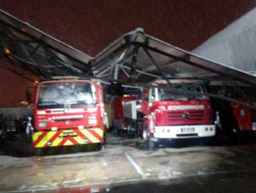 Techo de cuartel de Bomberos colapsó por la nieve en Lo Espejo y aplastó cuatro carros