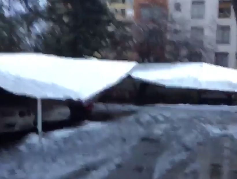 Techo de estacionamiento colapsó por nieve sobre decenas de autos en Providencia