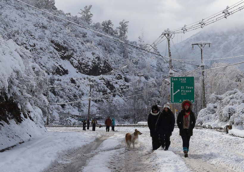 [GALERÍA] Rutas al Cajón del Maipo están cerrada por intensa nevazón