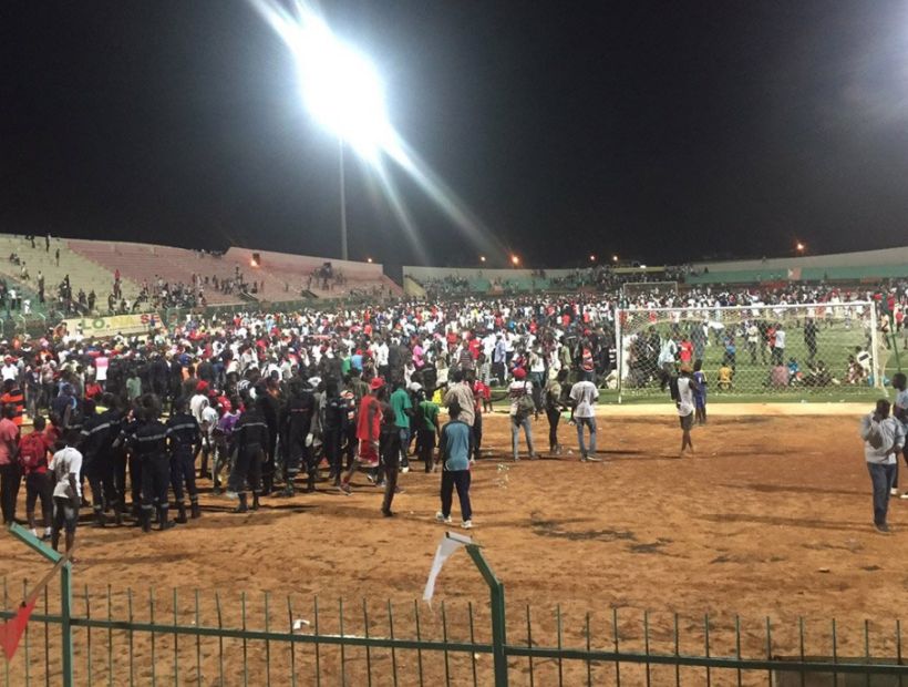 Al menos nueve personas murieron por una avalancha en un partido de fútbol en Senegal