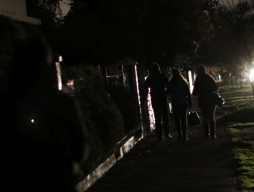 Más de 250 mil personas están sin luz en Santiago por sistema frontal