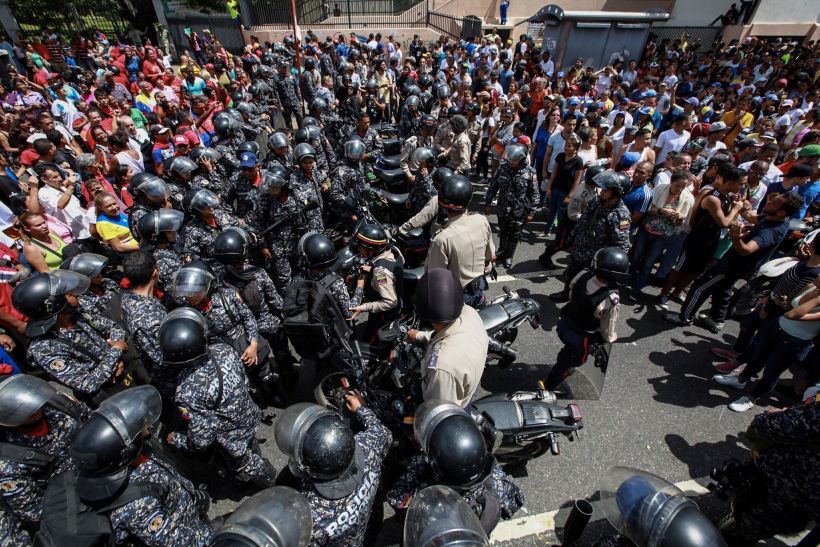 Dos muertos por ataque de grupo armado durante consulta opositora en Caracas