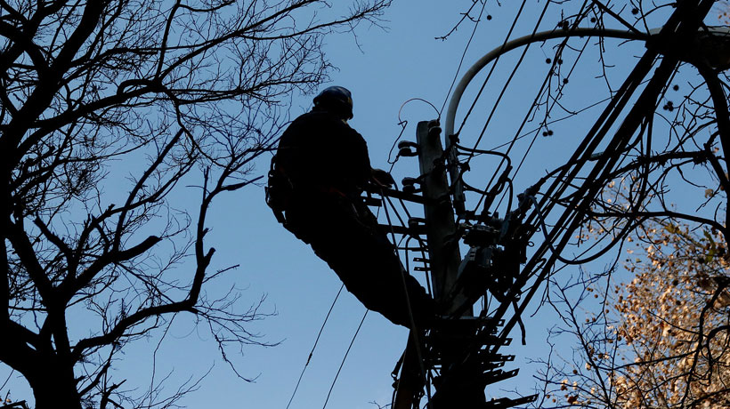 Enel informó que 972 clientes permanecen sin suministro eléctrico