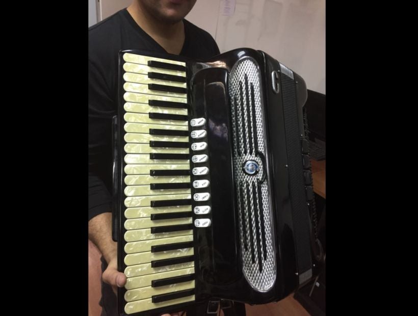 Músico recuperó su acordeón robado que era vendido a través de internet
