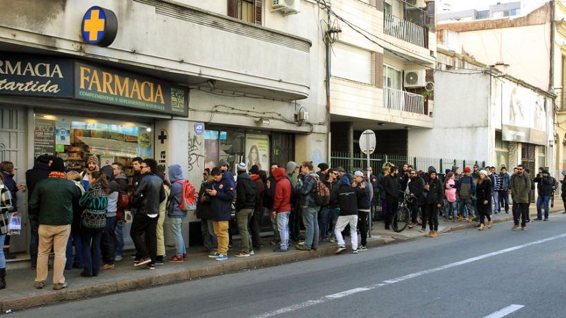 [FOTOS] Uruguayos hacen largas colas para comprar cannabis en las farmacias