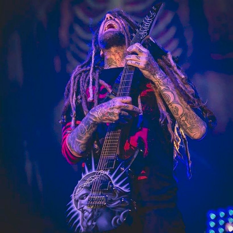 Guitarrista de Korn dijo que Chester Bennington fue cobarde al suicidarse