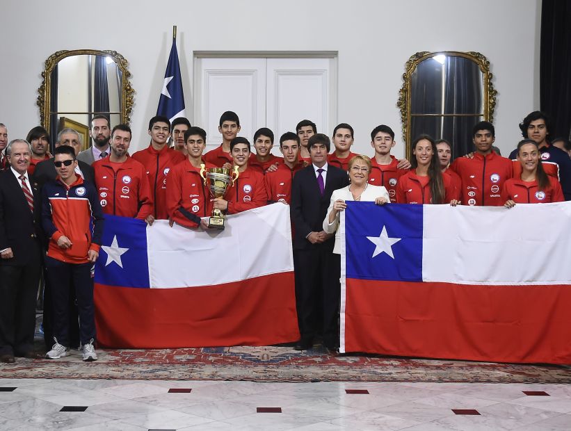 Bachelet recibió en La Moneda a deportistas que obtuvieron logros en el extranjero