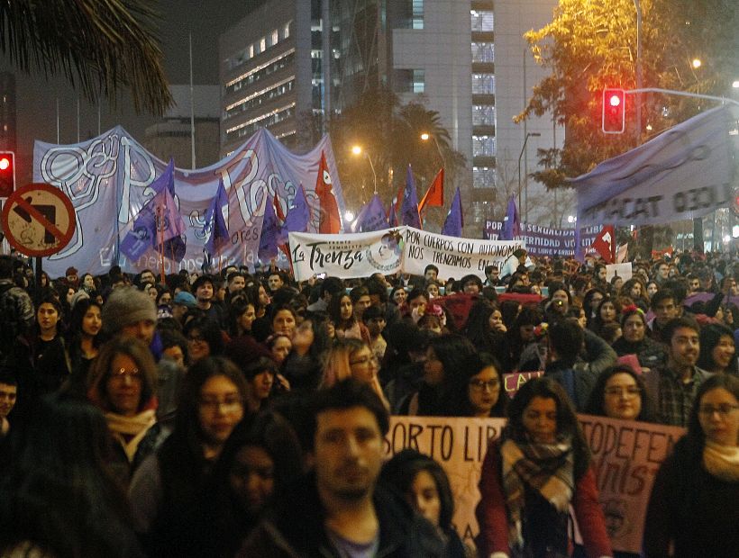Organizaciones realizaron multitudinaria marcha en Santiago por el aborto 