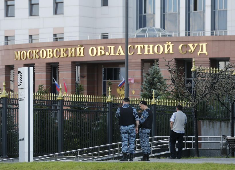 Banda acusada de asesinatos intentó fugarse de tribunal en Rusia: tres murieron abatidos