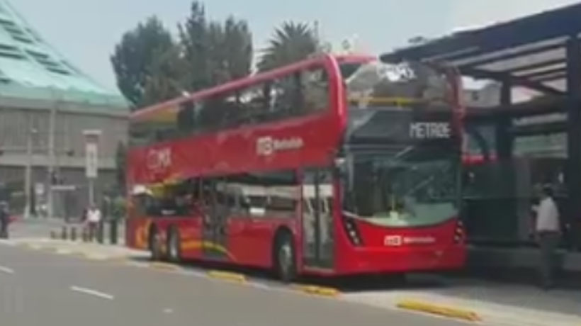 [VIDEO] Autobús de dos pisos se estrelló contra el techo de una estación en Ciudad de México